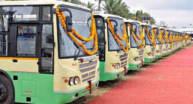 Les nouveaux bus du dépôt de Vijayanagar à Mysore en Inde, le 25 septembre 2013.