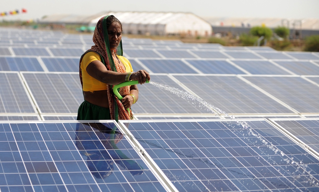 Arrosage de panneaux solaires sur le premier site en Inde d’une capacité d’1 MW dans le village de Chandrasan, district de Mehsana à 45 km d’Ahmedabad, le 22 avril 2012.