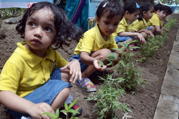 Des écoliers indiens participent à un programme de reforestation à l’occasion de la journée mondiale de la Terre (Earth Day) à Calcutta en Inde, le 22 avril 2015.