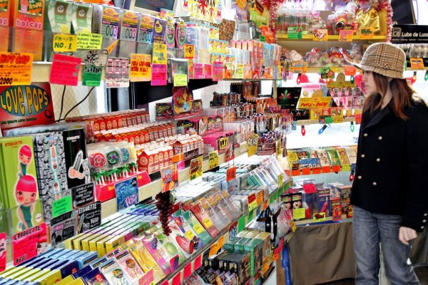 Une cliente face à un rayon de préservatifs multicors et "multi-packagés", au magasin Condomania spécialiste des préservatifs à Tokyo, le 30 Novembre 2004.