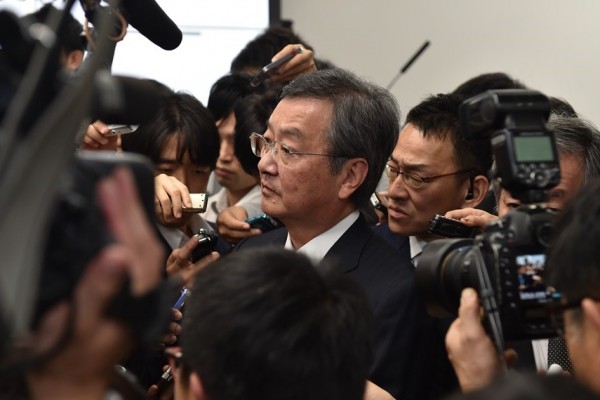 Le Pdg de Sharp Kozo Takahashi lors d’une conférence de presse pour annoncer une perte de 700 millions de dollars sur six mois, le 30 octobre 2015.