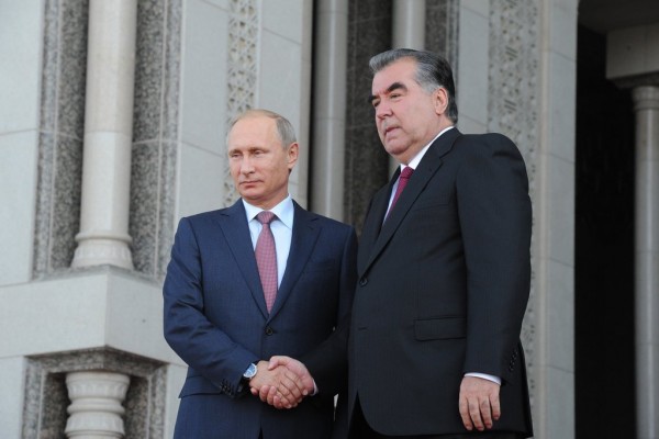 Le président russe Vladimir Poutine et le président tadjik Emomalii Rahmon après le sommet de l’Organisation du Traité de Sécurité collective à Douchanbé au Tadjikistan, le 15 septembre 2015.