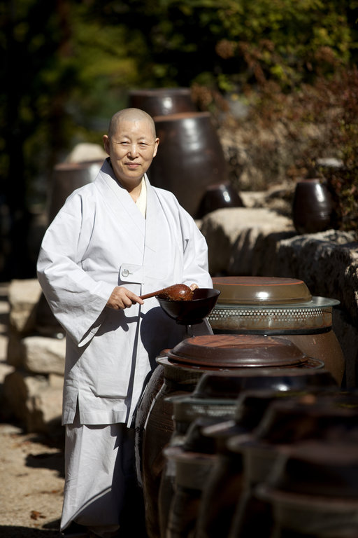 La none en chef Gye Ho dirige le temple de Jinkwansa depuis dix ans. Elle a fait de la cuisine de temple, un mode de vie
