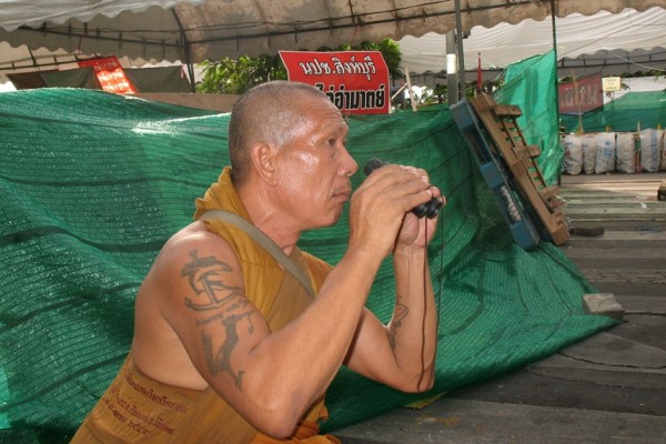 Un moine bouddhiste dans le camp des Chemises rouges le 19 mai 2010 lors de la répression par les militaires à Bangkok.