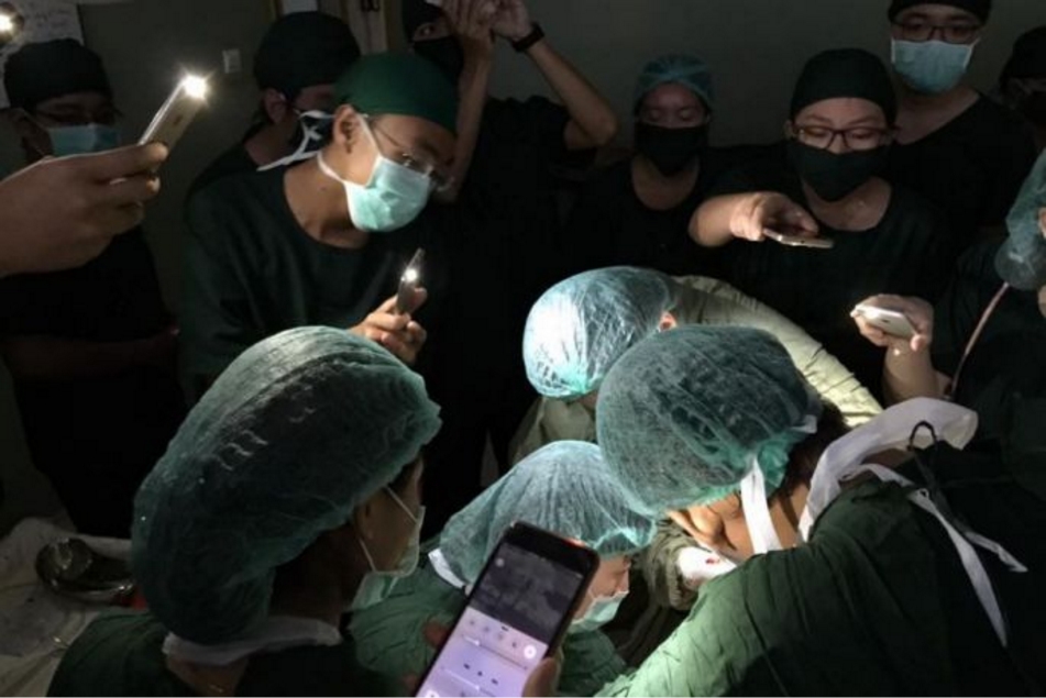 Des chirurgiens birmans opèrent à la lueur de leur smartphone.
