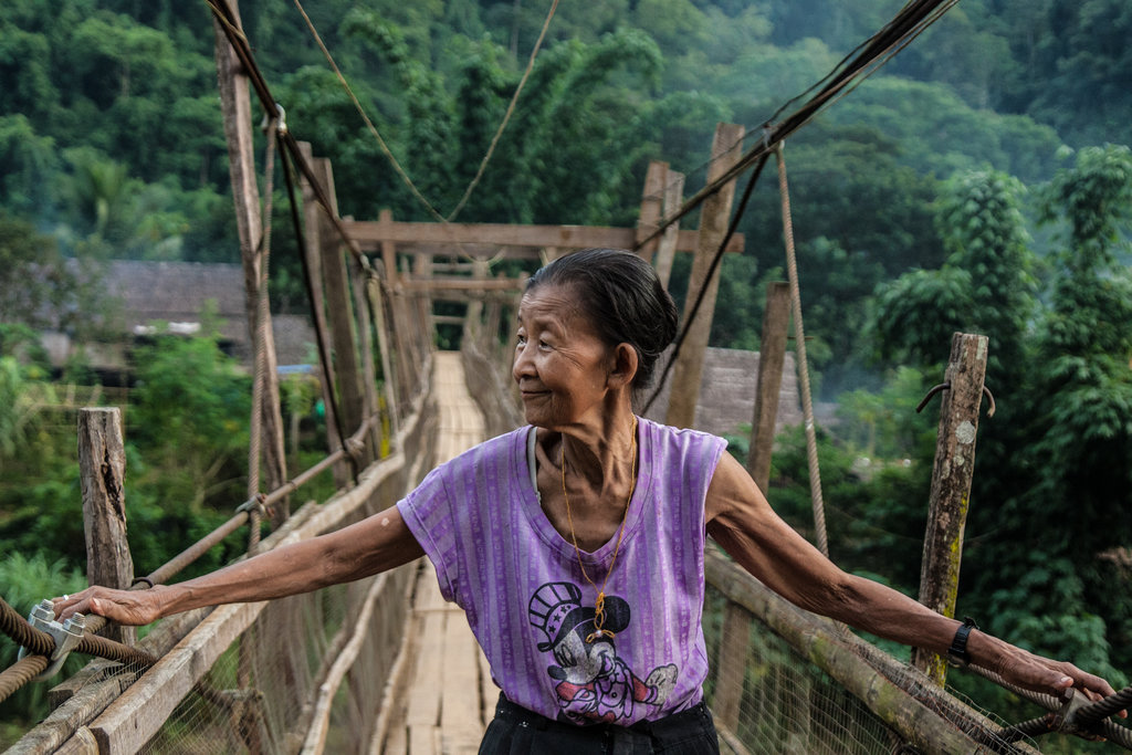 Say Woah Taw, ancienne indépendantiste karen, traverse le pont de la rivière Yuam, à la frontière thaïe-birmane