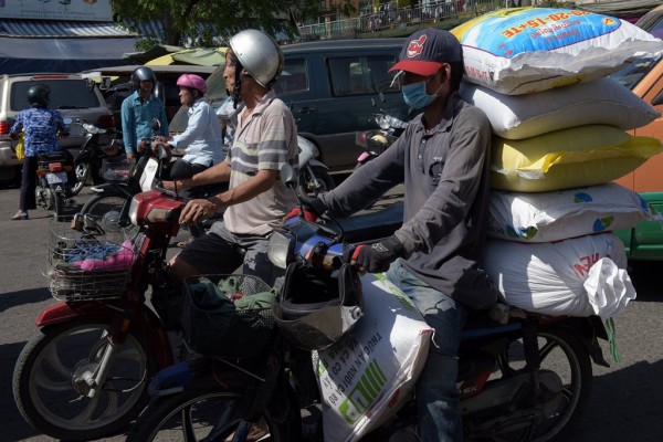 Au Cambodge, le transport des marchandises - ici dans une rue de Phnom Penh le 31 décembre 2015 - est loin de la logistique à Singapour.