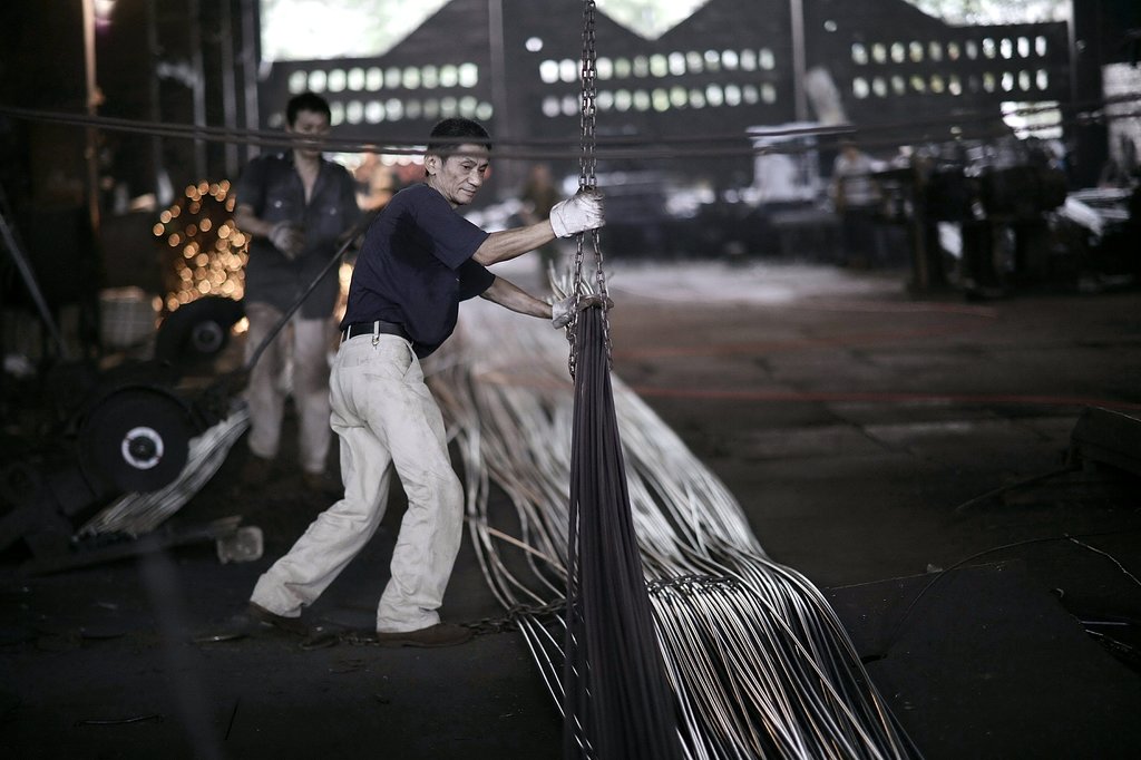 Ouvriers dans une usine sidérurgique de Chongqing en Chine.