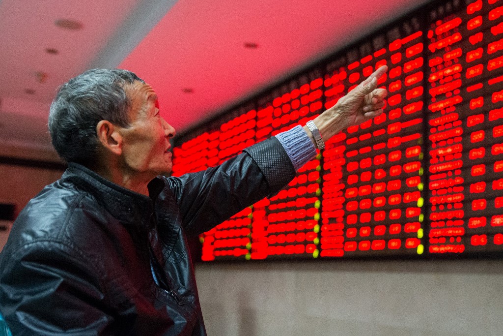 Un petit porteur chinois dans un bureau boursier à Nankin, dans la province du Jiangsu à l'est de la Chine, le 19 novembre 2015