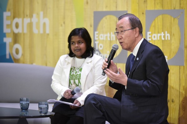 Le secrétaire général des Nations Unies Ban Ki-moon, s'exprime aux côtés de Yugarta Srivastava, la représentante pour l'Asie-pacifique de Tunza