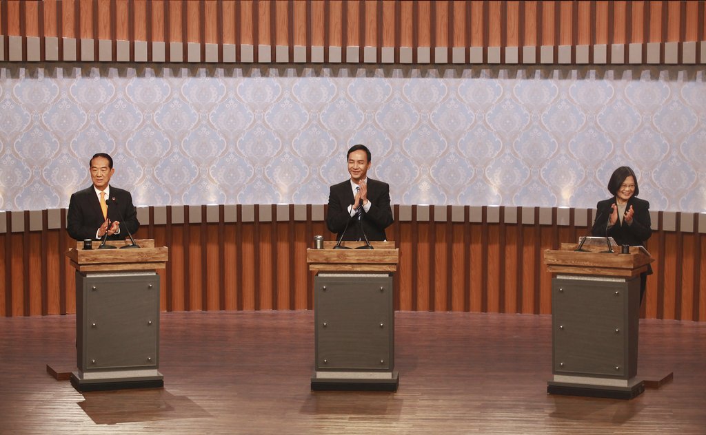 Les trois candidats à l’éléction présidentielle taïwanaise lors du débat télévisé du 17 décembre 2015.