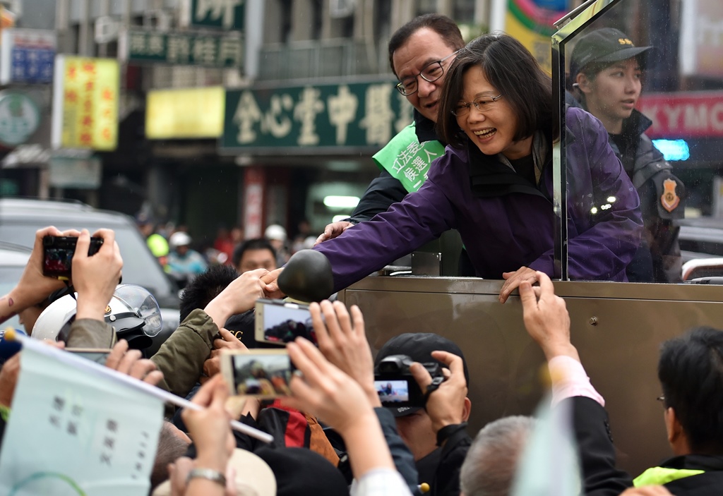 Tsai Ing-wen, la candidate du Parti démocrate progressiste (DPP) à l'élection présidentielle du 16 janvier, ici saluée par ses supporters à Taipei le 15 janvier 2016.