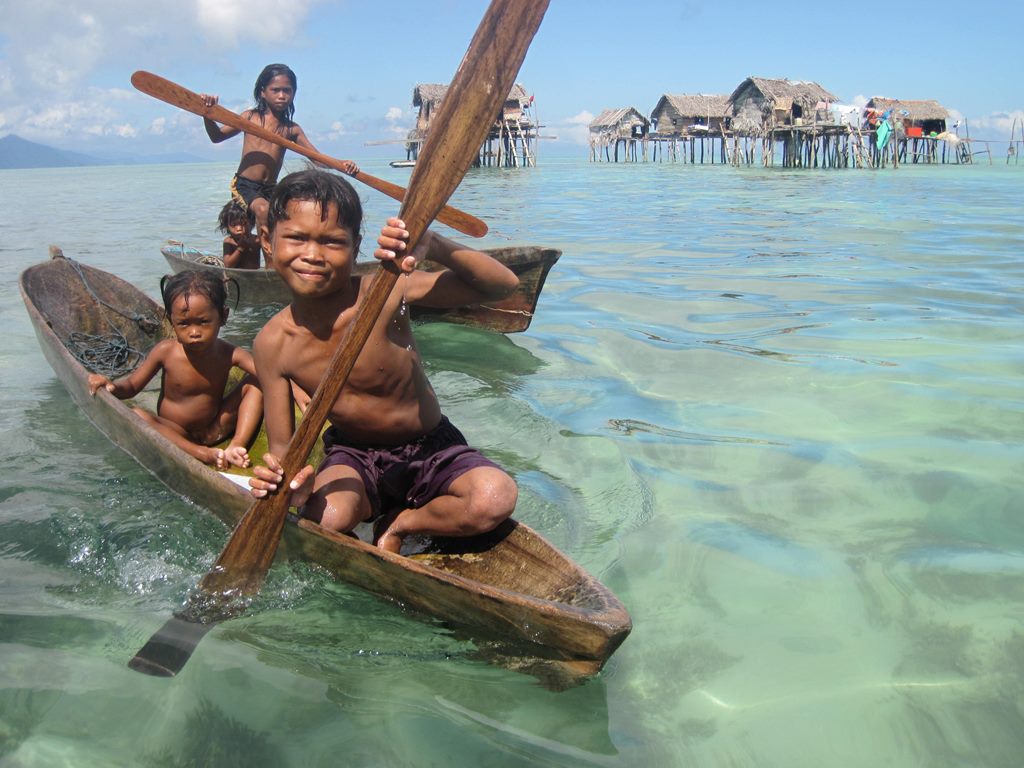 Les Bajau Laut, appelés les "nomades de la mer" sillonnent les eaux du Sud-Est asiatiques dans le Triangle de corail.