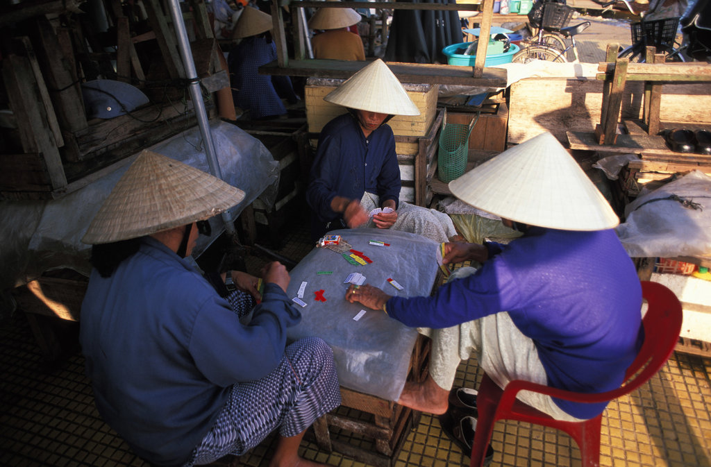 Des femmes jouent aux cartes sur un marché de Hoi An au Vietnam