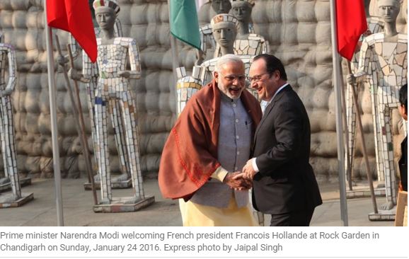 Narendra Modi accueille François Hollande à Chandigarh.