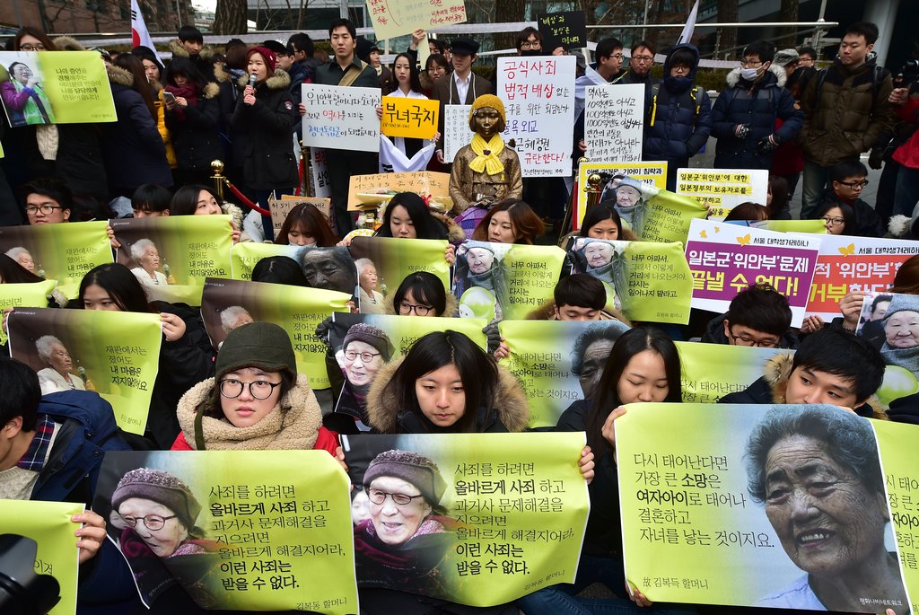 Des militantes sud-coréennes manifestent en faveur des "femmes de réconfort" devant l’ambassade du Japon à Séoul en décembre 2015