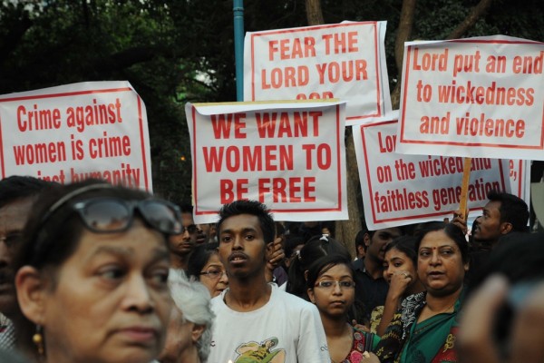 Des résidents indiens et membres de la communauté chrétienne lors d'une marche silencieuse contre le viol collectif d'une nonne à Caclutta le 16 mars 2016.