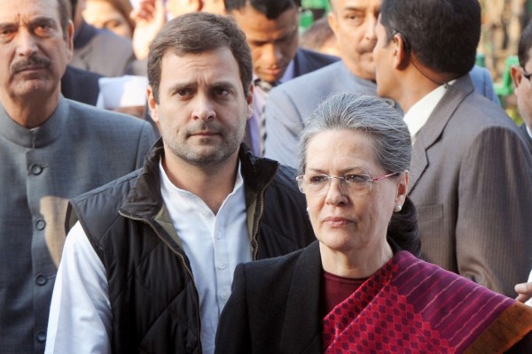 La présidente du parti du Congrès, Sonia Gandhi, et le vice-président Rahul Gandhi (L) à New Delhi le 19 décembre 2015.