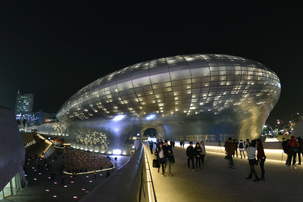 Aperçu nocturne de l’imposant édifice du "Dongdaemun Design Plaza" conçu par l’architecte Zaha Hadid