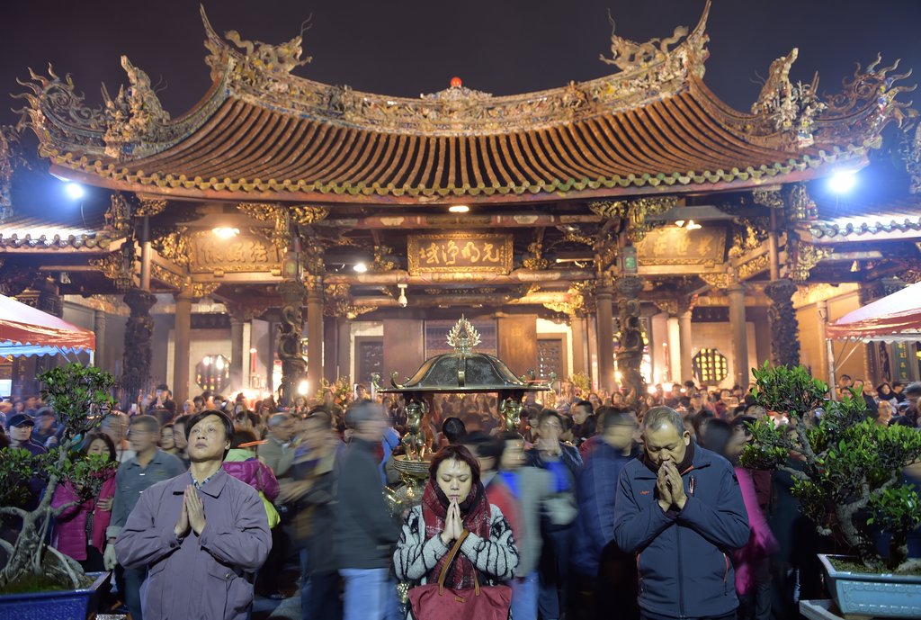 Les habitants de Taïpei se rassemblent au temple Lung Shan le premier jour de la nouvelle année lunaire.