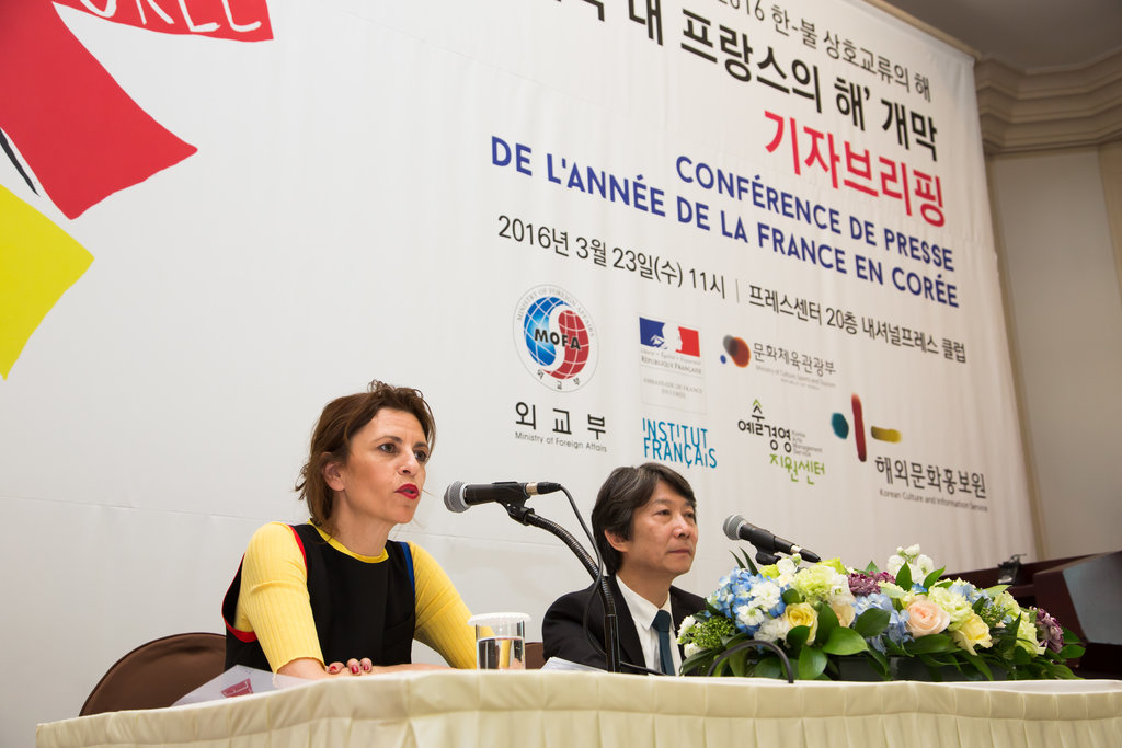 Agnès Benayer et Choe Junho, co-commissaires de l'Année France-Corée, lors du lancement de l'année de la France en Corée le 23 mars 2016 à Séoul.