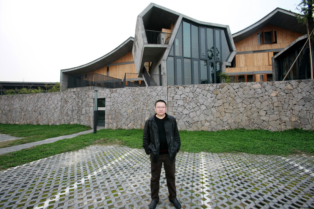 Le célèbre architecte Wang Shu pose fièrement devant les murs de l'Académie des Beaux-Arts de Chine à Hangzhou.