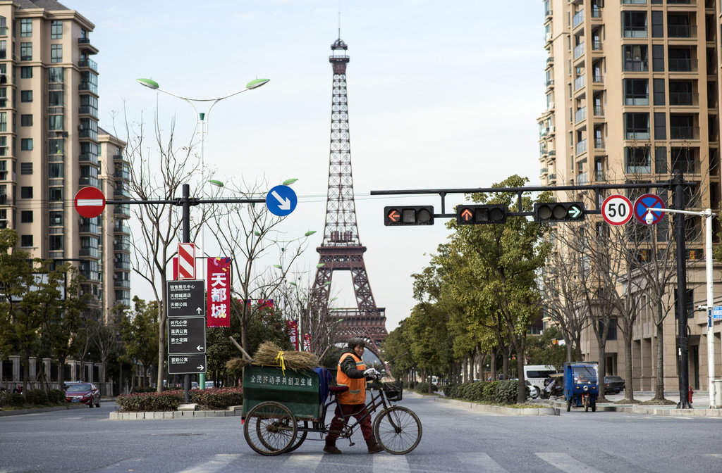 Ici à Tianducheng, dans la banlieue de Hangzhou, une réplique de la Tour Eiffel