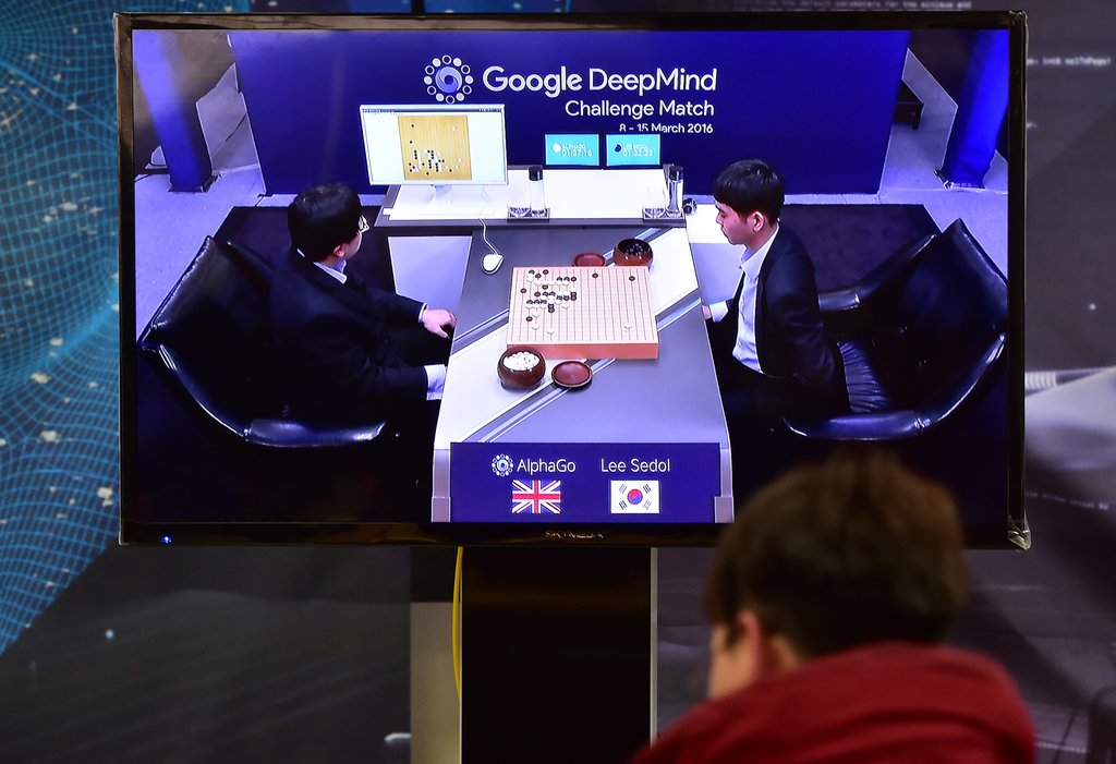 Un homme suit en direct le match entre AlphaGo, l'Intelligence artificielle de Google DeepMind et Lee Se-dol, le 9 mars 2016.