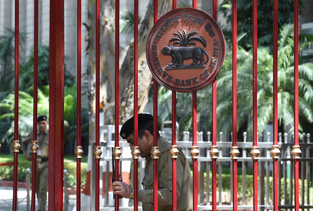 Un garde de sécurité ferme le portail de la Reserve Bank of India, à New Delhi le 22 mars 2015.