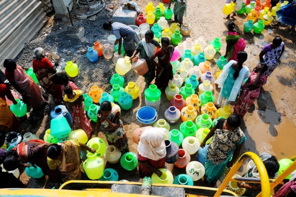 En attendant la distribution d'eau à Perungudi (Chennai) dans le Tamil Nadu, le 24 mars 2015.