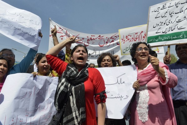 Des avocats pakistanais lors d'une marche de protestation à Lahore le 29 mars 2016, contre l'attentat-suicide qui a fait 72 morts et plus de 300 blessés dans un parc de Lahore ce dimanche 27 mars.