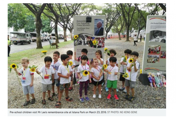 Des enfants se rendent au parc Istana, lieu de mémoire du défunt père de la nation singapourienne Lee Kwan Yew