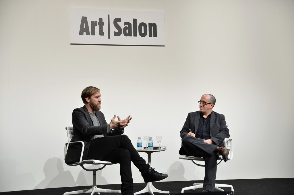 L'artiste Jesper Just et le commissaire américain David Gryn en pleine discussion lors de la foire Art Basel Miami Beach 2012.