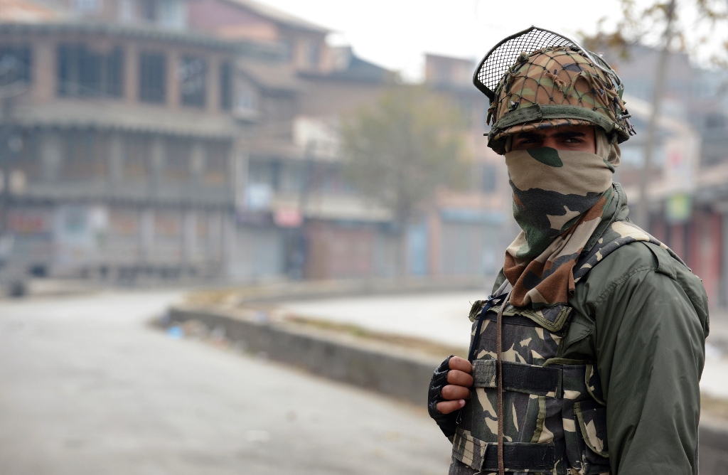 Un paramilitaire indien tient la garde lors d'une intervension dans le centre-ville de Srinagar le 11 novembre 2015.