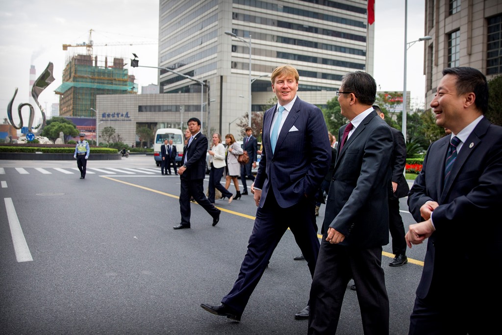 Le roi des Pays-Bas, Willem-Alexander, en visite dans la Zone de libre-échange à Shanghai, le 28 octobre 2015.