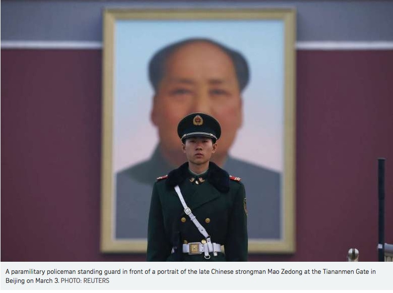 Un soldat chinois se tient debout devant le portrait de Mao Zedong. Copie d'écran du Straits Times, le 8 avril 2016.