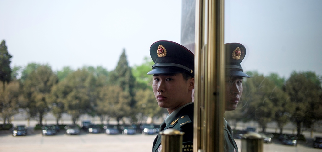 Un garde paramilitaire chinois à l'entrée du Grand Hall du Peuple, la salle d'accueil de l'Assemblée nationale populaire sur la place Tian'anmen à Pékin, le 28 avril 2016.