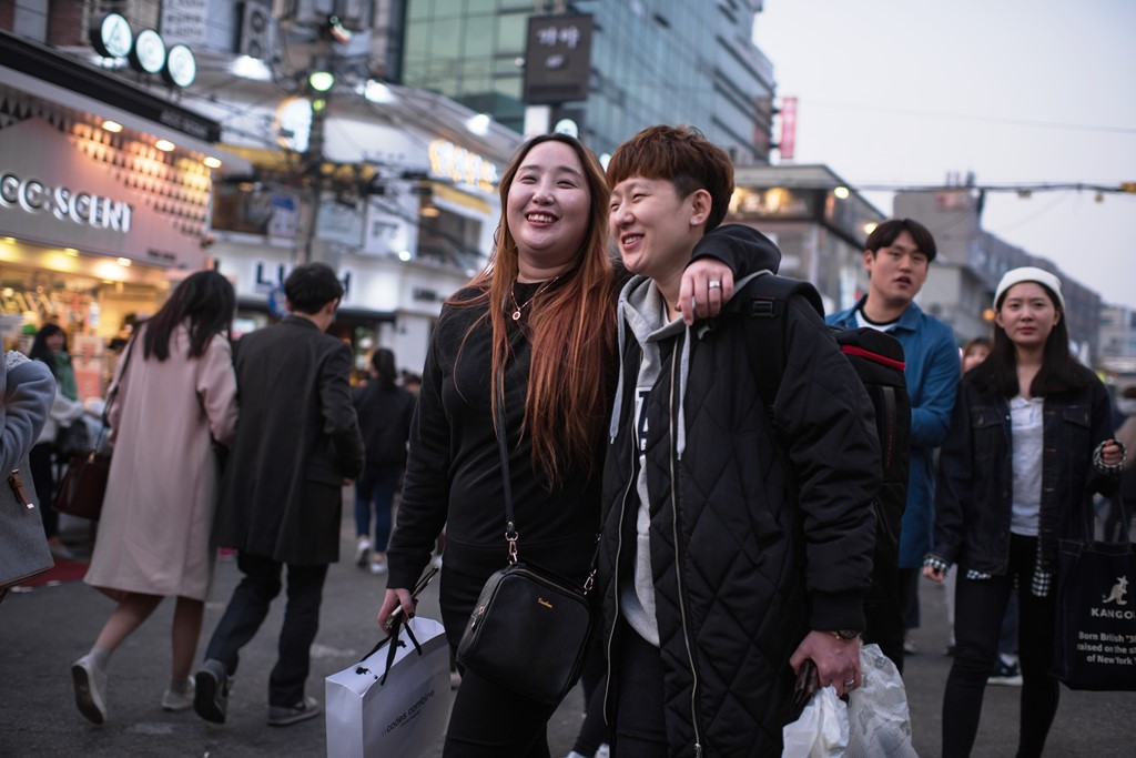 Un couple se promène dans l'une des rues du quartier étudiant de Hongdae à Séoul le 20 mars 2016.