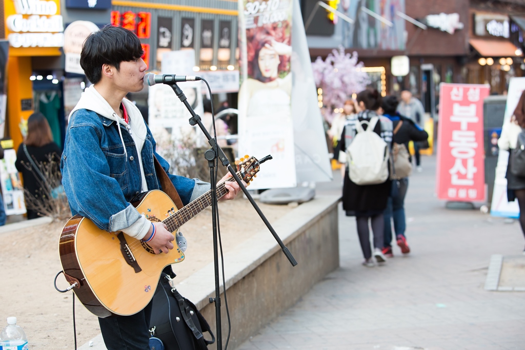 Concert de rue dans le quartier de Hongdae à Séoul.