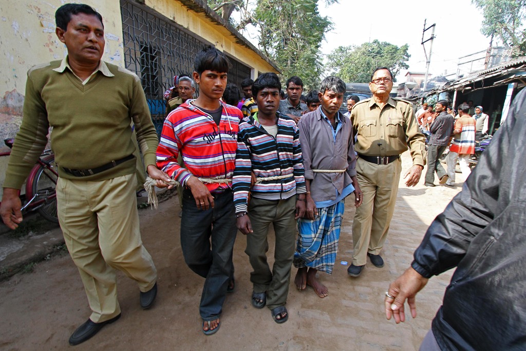 Les suspects du viol collectif subi par une jeune femme de 20 ans dans le villade Subalpur (Bengale-Occidental, ouest de l'Inde) sont menés par la police au tribunal du district de Birdhum, à 240 km à l'ouest de Calcutta, le 23 janvier 2014.
