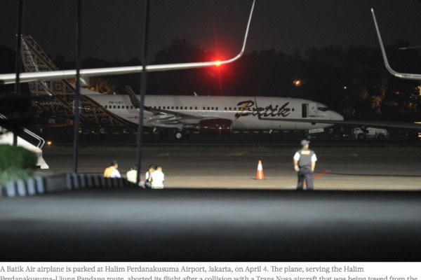 Indonésie : collision de deux avions à l'aéroport de Jakarta, une enquête ouverte. Copie d'écran du "Jakarta Post", le 5 avril 2016.