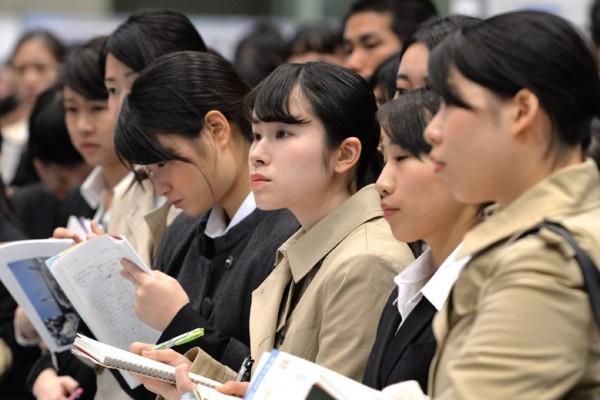 Des étudiantes japonaises lors d'une session sur l'emploi avec des représentants de 460 entreprises à Mihama Ward, préfecture de Chiba le 1er mars 2016.