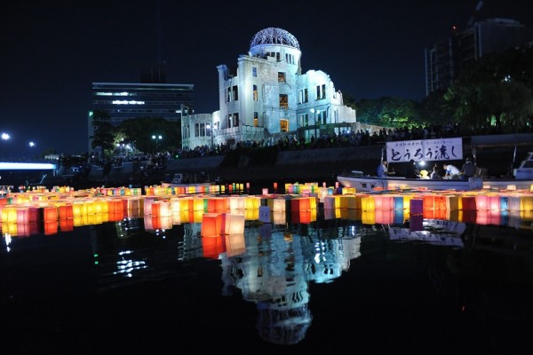 Cérémonie des lanternes de la paix devant le dome de la bombe atomique pour commémorer les 70 ans de la destruction de Hiroshima par la bombe atomique, le 6 août 2015.