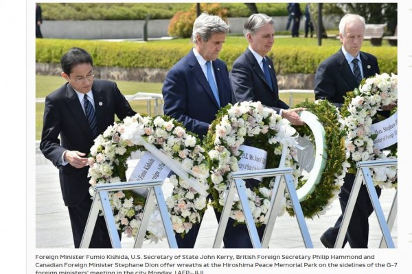 John Kerry, le secrétaire d'Etat américain et ses homologues japonais, britannique et canadien déposent une gerbe au mémorial pour la paix de Hiroshima. Copie d'écran de "Japan Times", le 11 avril 2016.