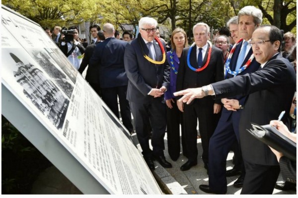 Si la visite de John Kerry a été reçue chaleureusement, certains lui reprochent de ne pas être resté suffisamment longtemps au mémorial d'Hiroshima. Copie d'écran du "Japan Times", le 12 avril 2016.