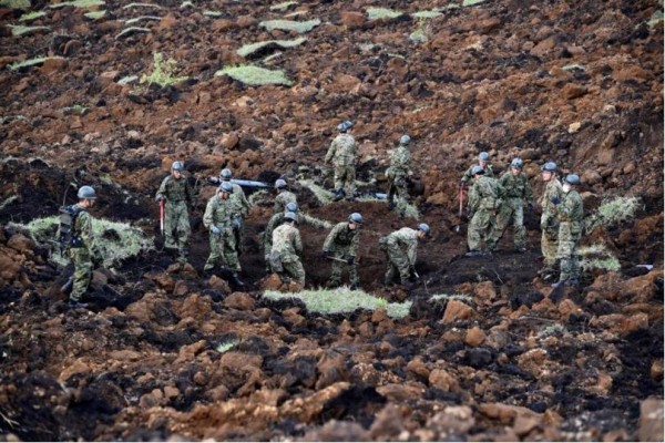 Les forces d'auto-défense cherchent des survivants là où un glissement de terrain à eu lieu Copie d'écran du “Japan Times”, le 19 avril 2016.
