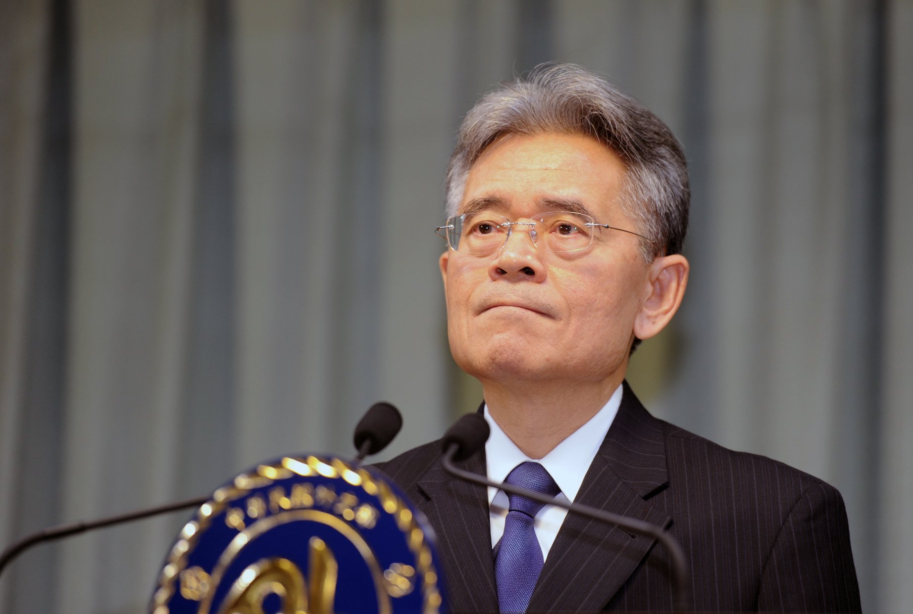 Simon Ko, le vice ministre taïwanais des affaires étrangères s'exprime lors d'une conférence de presse le 15 novembre 2013 à la suite de l'annonce surprise de la Gambie de rompre ses relations diplomatiques avec l'île.