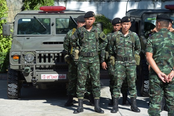 Des soldats thaïlandais surveillent le Conseil national de la Réforme (National Reform Council - NRC)