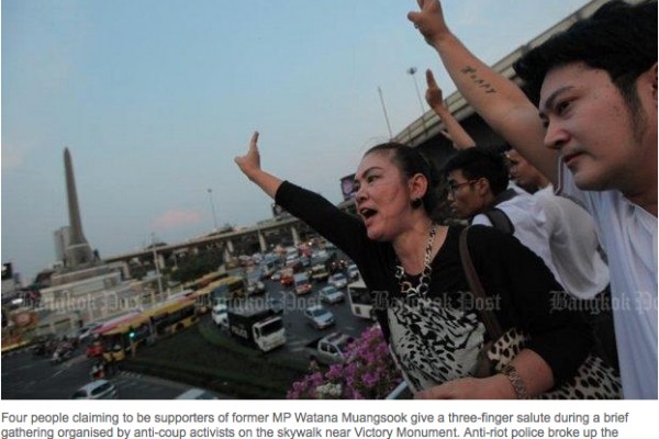 Un petit groupe de militants s'est mobilisé à Bangkok contre l'arrestation de l'ancien député du Pheu Thai Watana Muangsook. Quatre militants ont été arrêtés puis relaxés par la junte lors de la mobilisation de mardi 19 avril. Watana est toujours détenu. Copie d'écran du “Bangkok Post”, le 20 avril 2016.