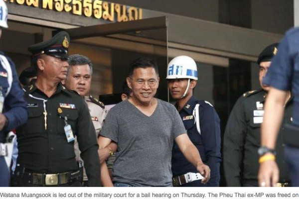 L'ancien député du Pheu Thai, Watana Muangsook, a été libéré jeudi 21 avril après son arrestation pour avoir continué ses activités politiques en dépit d'un accord signé avec la junte. S'il persiste, prévient le vice-Premier ministre, Watana risque la prison. Copie d'écran du “Bangkok Post”, le 22 avril 2016.